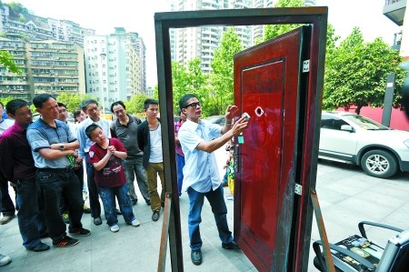 昔日“神偷”现场教防盗用锡箔纸秒开房门(图)