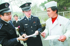 城管队员称挨骂是家常便饭希望得到民众理解(图)