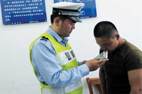协警查酒驾被车顶在引擎盖上跑2公里(图)