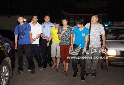 江西4名少年闯进政府大院砸撬车窗偷窃(图)