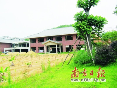 记者采访违法用地建别墅遭村支书掌掴(图)