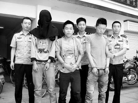 男子带女友到旅馆开房没有钱叫同伙去抢劫被抓