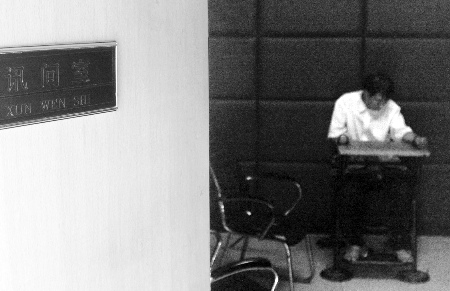 女大学生搭讪陌生人遭强奸怕对方有枪不敢反抗