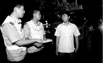 地摊老板酒后辱骂城管队员掏劳改释放证威胁(图)