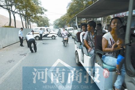 裸男持刀上街砍伤2人被路人制服(图)