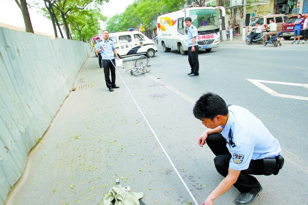 裸男街头持刀砍伤骑车女被路人制服后自残(图)