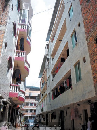 “怪异男”肩扛塑料袋偷女性内衣称有特殊爱好