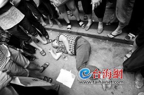 卖菜妇人称被城管打城管回应称没打人是被打(图)