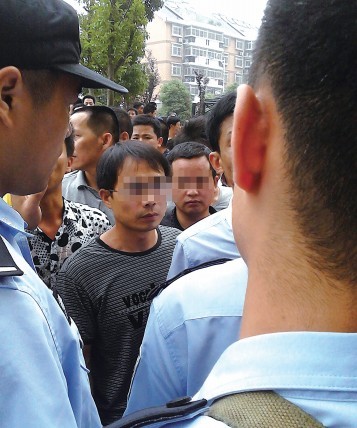 安徽合肥近百名传销人员闹事袭警抢枪(图)