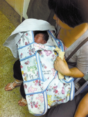 90后大学生北京南站拾弃婴存疑警方否认遭遗弃