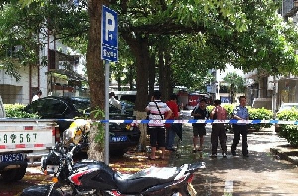 车主收到敲诈信开车门引爆车下炸弹(图)