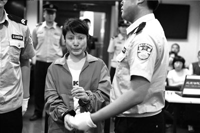 女毒贩的双面人生:用毒资救助脑瘫女童(图)