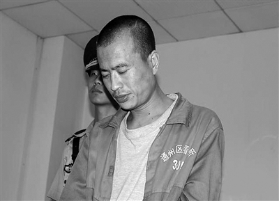 男子酒后抢劫房东担心受害者报警让其自行撞晕