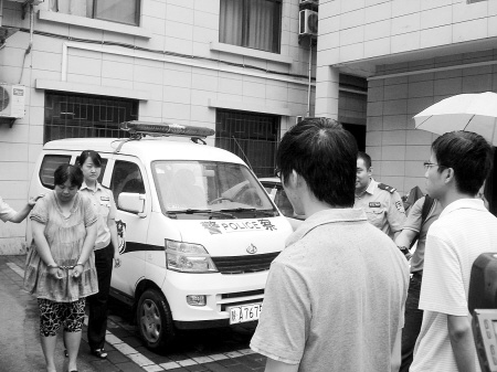 41岁无业女冒充90后美女军官与大学生网恋骗钱