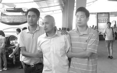杀人嫌犯逃亡11年成千万富翁落网后求吃热干面