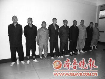 9名假和尚卖膏药行骗被逮成本几毛钱膏药卖60元