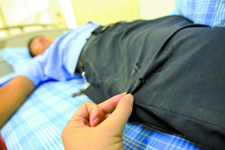 男子无证驾车逆行遇检查拖行民警近百米(图)