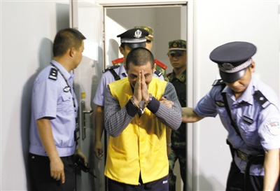 老挝派员来华提审湄公河案主犯糯康问讯时作揖