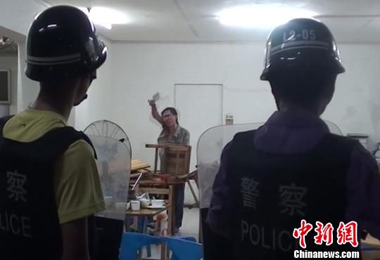 毒贩闹市持刀对峙民警被水枪击倒擒获(图)