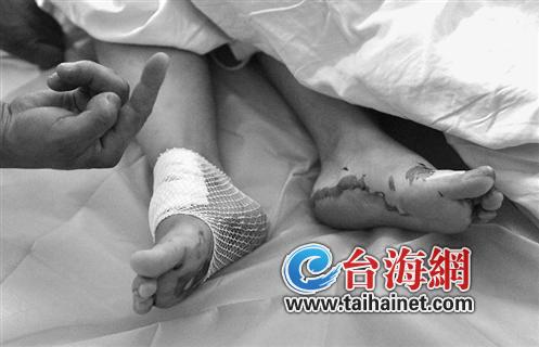 逃犯拒捕民警鸣枪示警子弹打穿两道门误伤住户