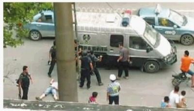 运钞车人员被指超车不成持枪打人(图)