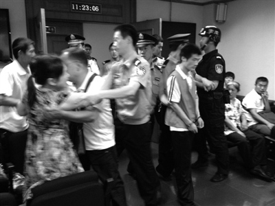 砍价起争执男子持刀扎死劝架商户受审(图)