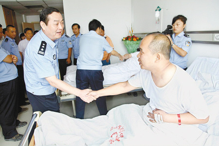 押解嫌犯警车遭车祸民警为护嫌犯重伤入院(图)