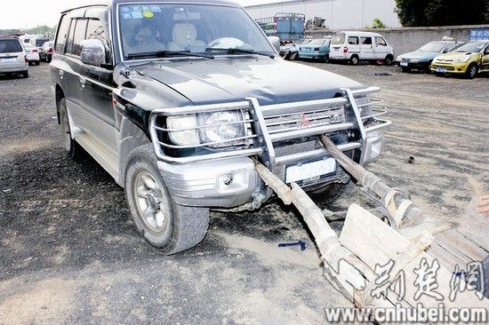 男子深夜吸毒驾越野车撞死两摆摊老人(图)