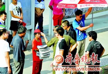 卖报妇女5天4次遭不明男子抢劫养有两名弃婴