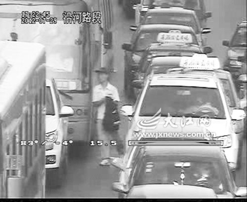女子取款遭持“枪”抢劫交警赤手空拳智擒歹徒