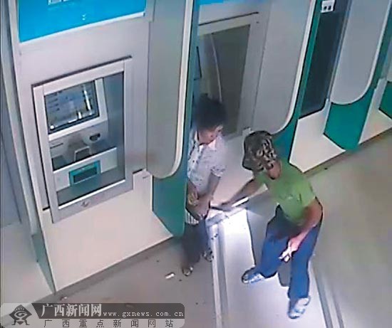 女子取款遭持刀抢劫听到呼救声男子浴血擒歹徒