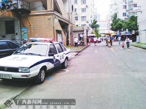 小区两保安被同事持刀砍伤自招保安留隐患