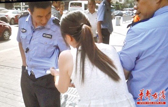 长沙交警疑暴力执法拖行女车主当事人出面辟谣