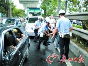 嫌疑车遇查逃窜撞伤8名民警骑护栏冲卡似特技