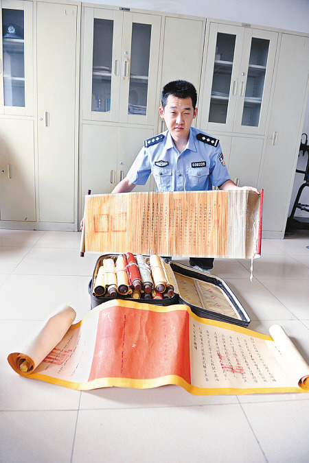 男子用33张假圣旨骗老太13万潜逃一年后被抓