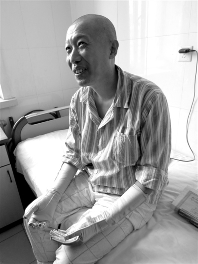 警察迎火浪阻止爆炸负伤纵火嫌犯通过媒体称抱歉