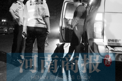 “狗咬狗”引发“人打人”两男子被刺伤(图)