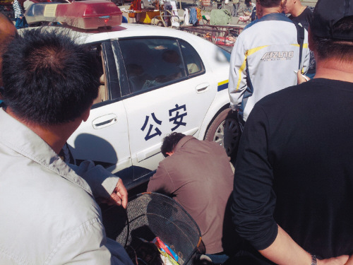 男子骑摩托刮碰出租车逃逸途中再出车祸(图)