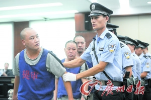 男子买通公安局长欺行霸市牟利每得10元进贡9元