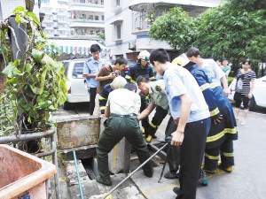 瘾君子避追捕钻入臭水沟“忍气吞声”94小时(图)