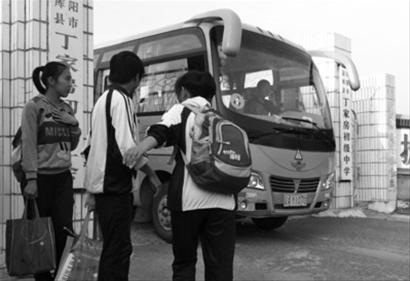 因牛群挡车引冲突男子当街杀害校车司机夫妇(图)