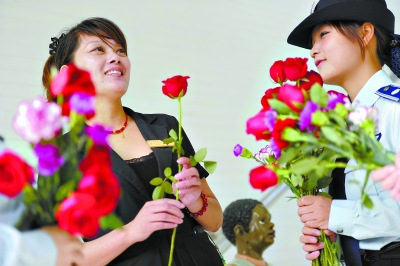 女城管试行“鲜花执法”给配合执法对象送鲜花