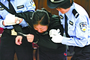 女摊贩抗拒执法咬伤民警被判8个月当庭哭瘫(图)