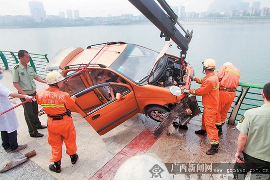 男子驾车追肇事车撞上河堤护栏司机抢救无效身亡