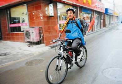 无臂男骑单车宣传禁毒10年走过400多市县(图)