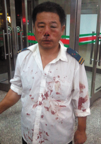 公交车到终点站乘客在酣睡司机提醒遭殴打(图)