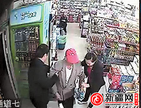 司机撞伤七旬老人将其扶至超市后离开被监控拍下