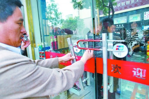 窃贼入烟酒店行窃遇到顾客进店竟“客串”店主
