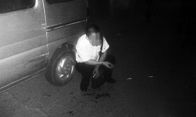 微博传男子逮色狼引围观警方:实为耍酒疯遭围殴
