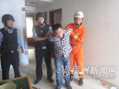 男子毒瘾发作反锁家门殴打妻子被警察制服(图)